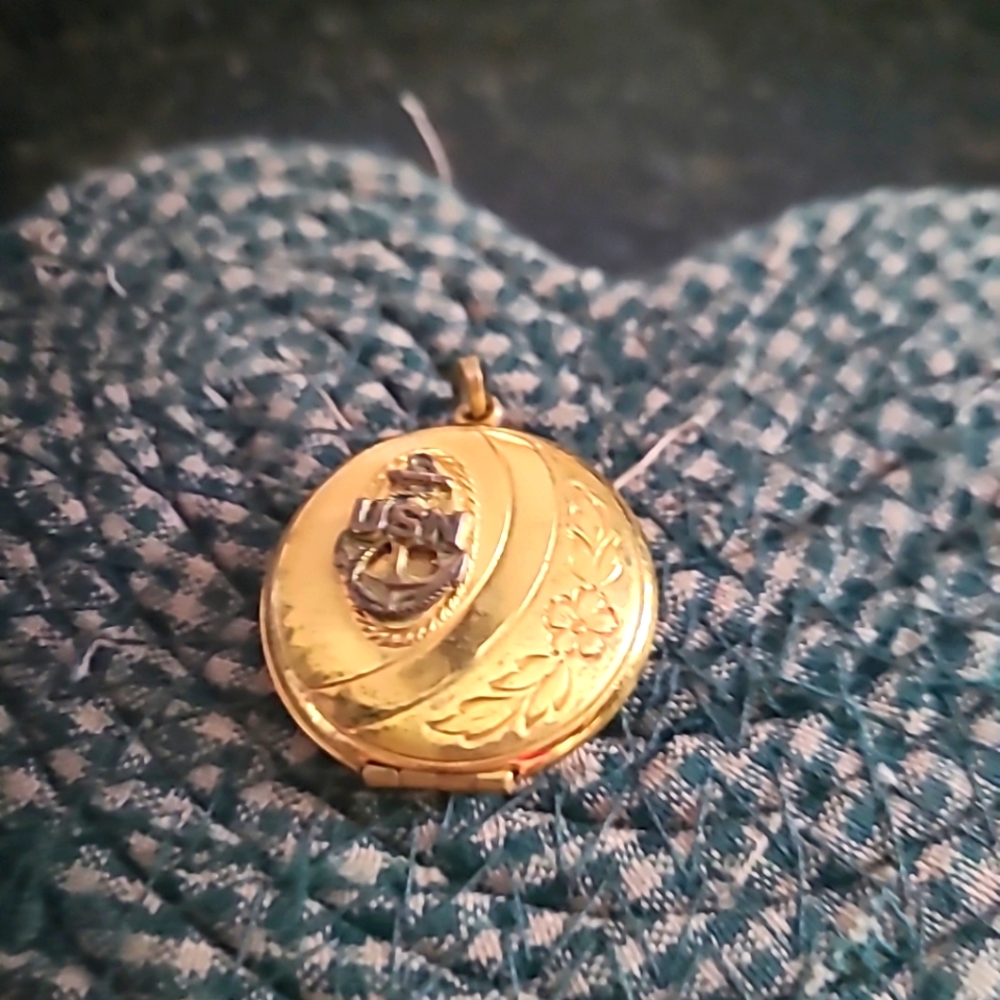Vintage WWII Sweetheart Picture Locket Necklace US NAVY Insignia With photos